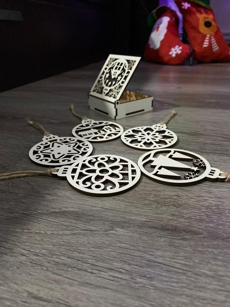 Globulețe cu diferite modele crăciunistice.